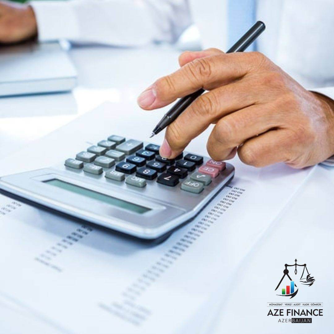 Тот налог, который удерживается из суммы, указанной в трудовом договоре, кто оплачивает — работник или работодатель?