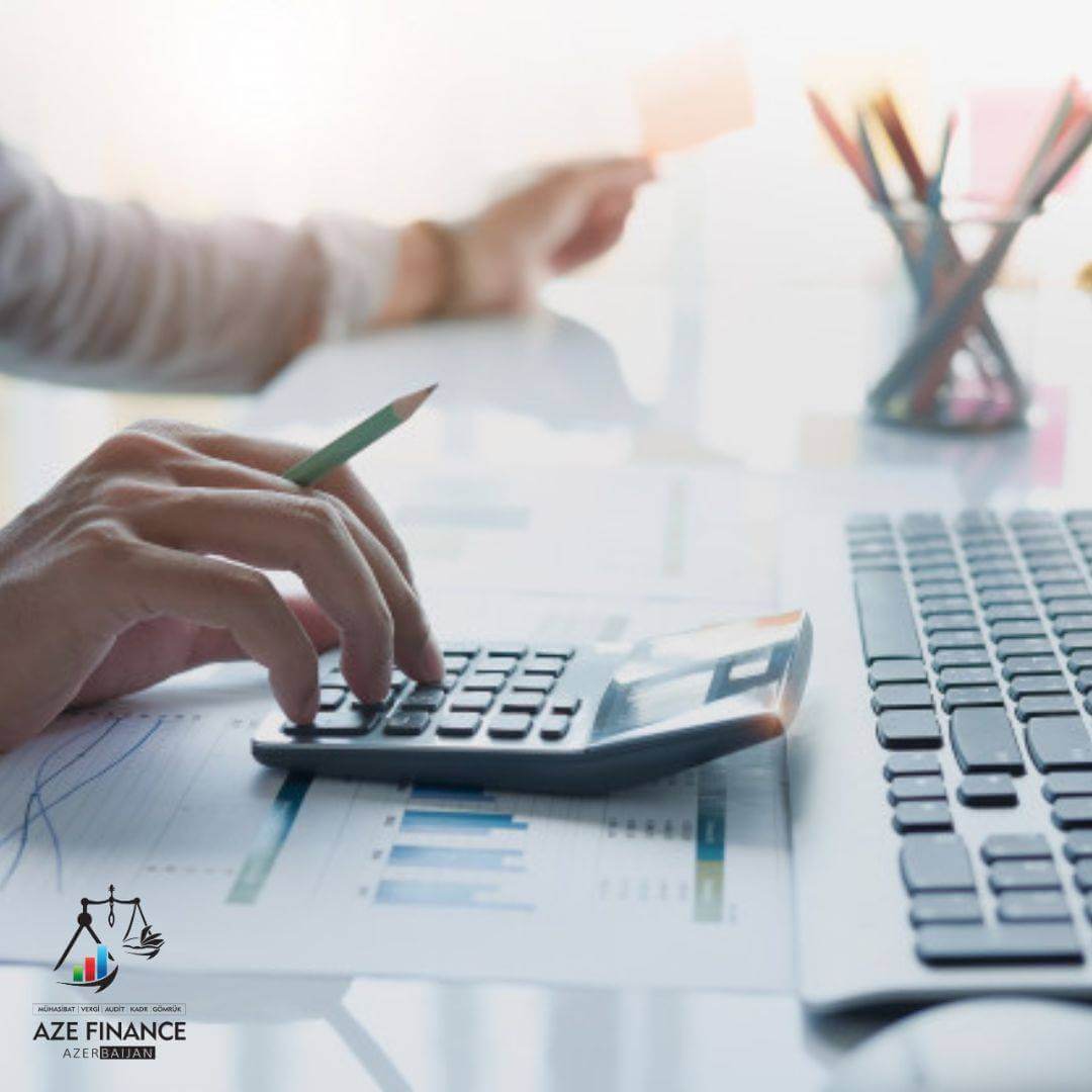 Is the compensation paid to an employee during redundancy subject to taxes and social contributions?